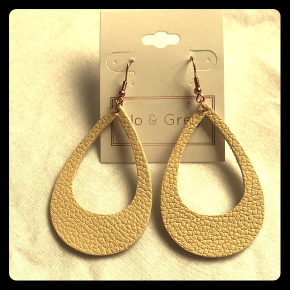 3/$20 🌟White/cream faux leather teardrop earrings - Picture 1 of 3
